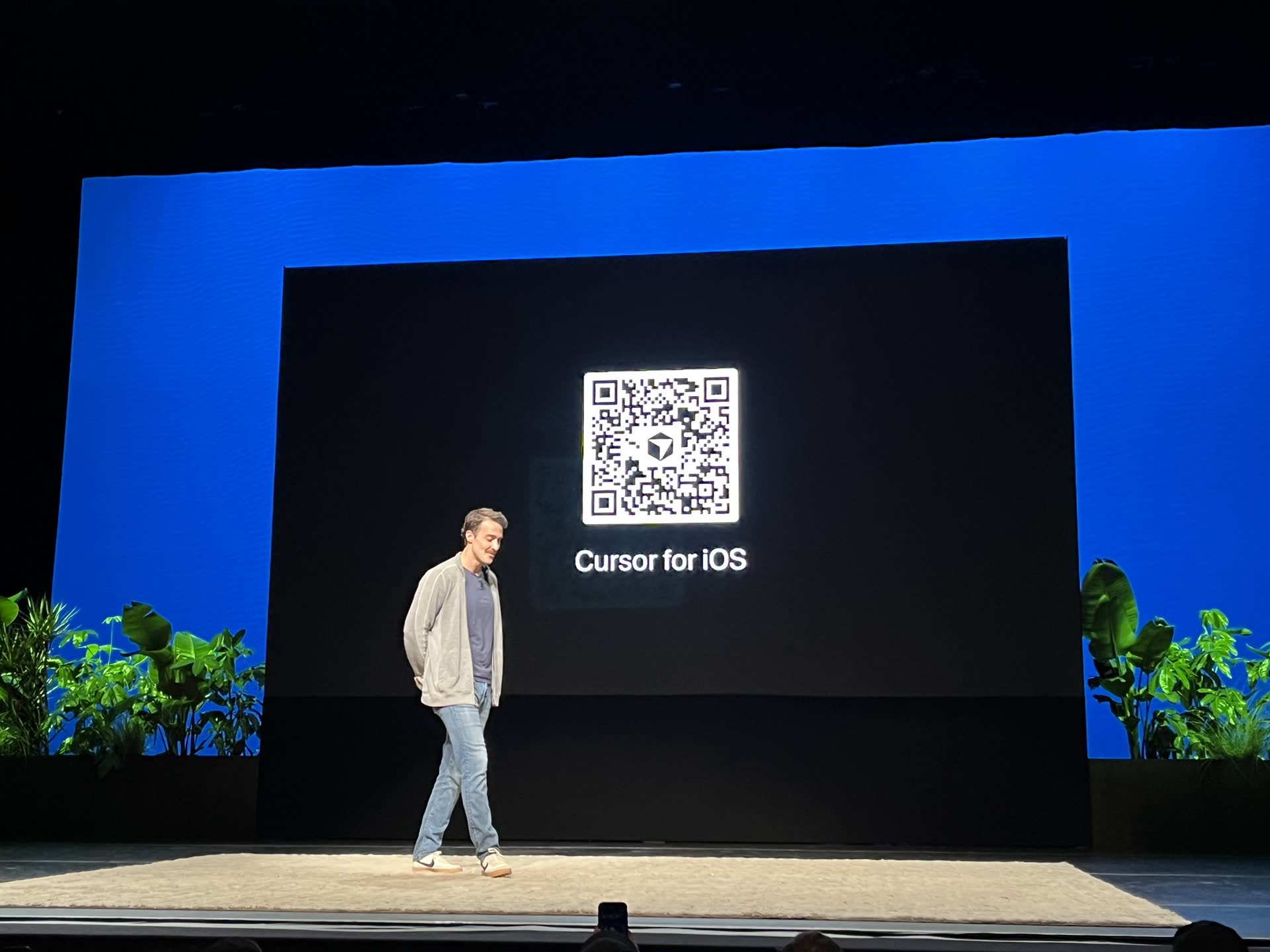 Cursor 發表會現場公布 Cursor for iOS，螢幕顯示 QR Code